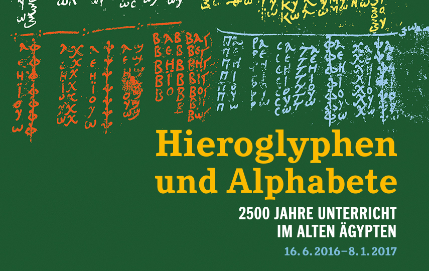 Grünes Plakat für die Ausstellung "Hieroglyphen und Alphabete" mit unterschiedlichen Schriftzeichen