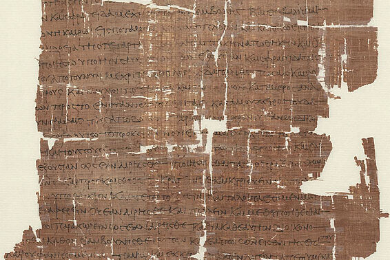 Schadhaftes, braunes Stück Papyrus
