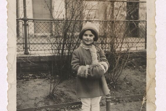 Schwarz-weißes Foto von Kleinem Mädchen in Winterkleidung in einem Park