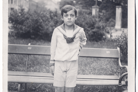 Schwarz-weißes Foto von kleinem Kind vor Parkbank