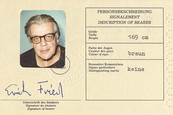 Alter Reisepass mit Foto von grauhaarigem Mann mit Brille