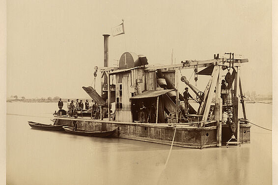 Altes Schiff mit großen Apparaturen, Schwarz-Weiß-Fotografie