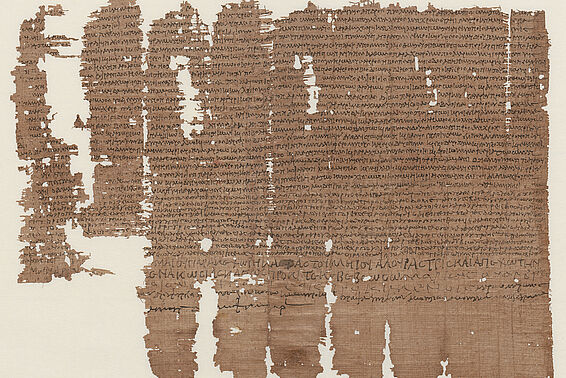 Beschädigtes Papyrus mit einem römischen Vertrag darauf