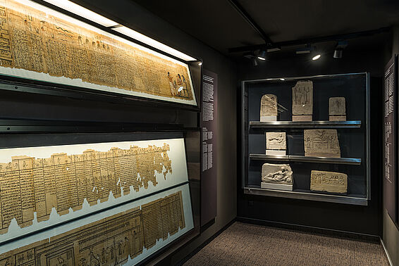 Papyri in Vitrinen im Papyrusmuseum