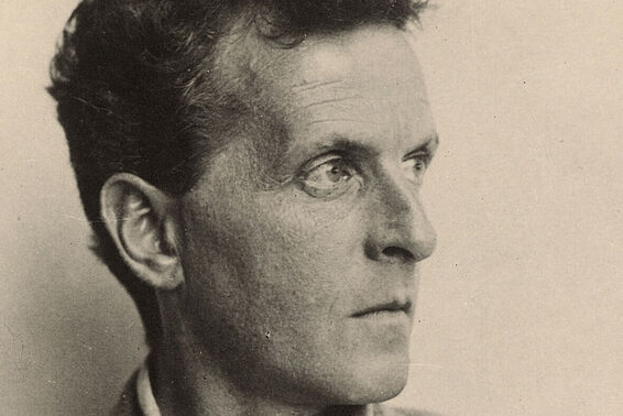 Seitliches Portrait von Ludwig Wittgenstein in Hemd und Sakko, Schwarzweiß-Foto