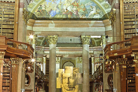 Ansicht des Prunksaals mit goldener Beethoven-Darstellung in der Mitte des Raums