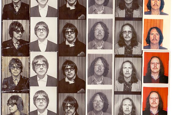 Sechs Streifen Porträtfotos aus einem Automaten von demselben Mann mit oder ohne Brille und mit unterschiedlichen Haarlängen