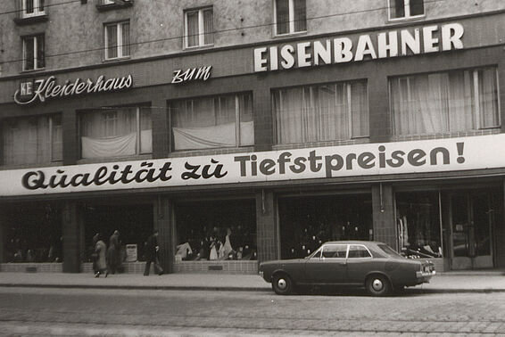 Foto von Straße in Wien, schwarz-weiß