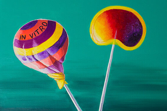 Gemälde von zwei bunten Lollipops, einer davon ist eingepackt, darauf steht "IN VITRO"