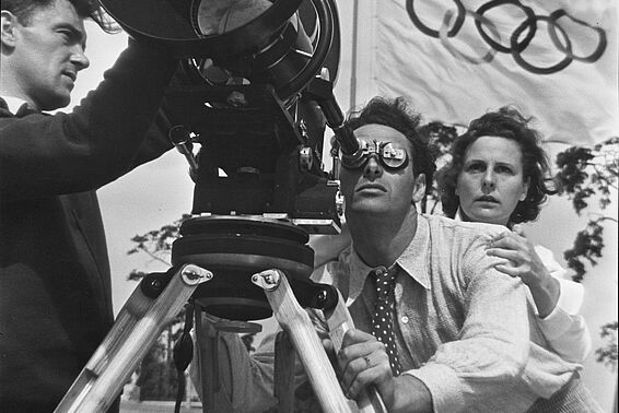 Kameramann bei den Olympischen Spielen 1936, hinter im die Filmemacherin Leni Riefenstahl