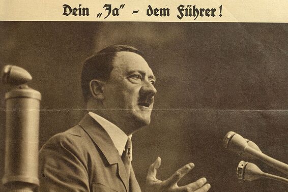 Portrait von Adolf Hitler an einem Rednerpult