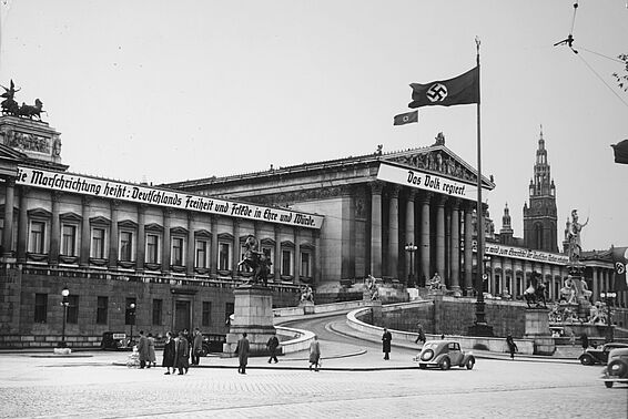 Wiener Parlament mit Naziflaggen dekoriert.