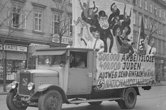 LKW mit hetzerischen Transparenten gegen Juden und für den Nationalsozialismus