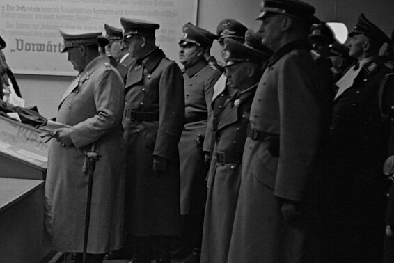 Gruppe von Männern in Uniform bei einer Ausstellung