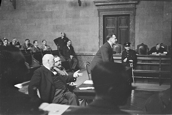 Männer in einem Gerichtssaal