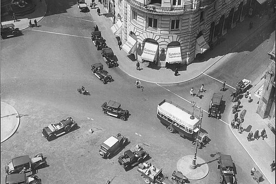 Autos in der Wiener Innenstadt aus der Vogelperspektive