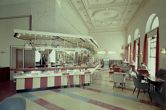 Altes Wiener Kaffeehaus mit weiß-rot-blauem Interieur