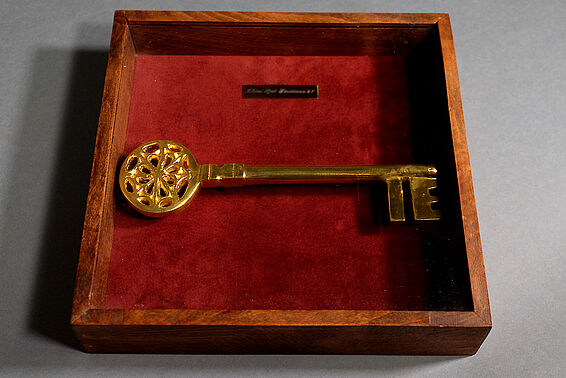 Goldener Schlüssel in rot ausgelegter Box