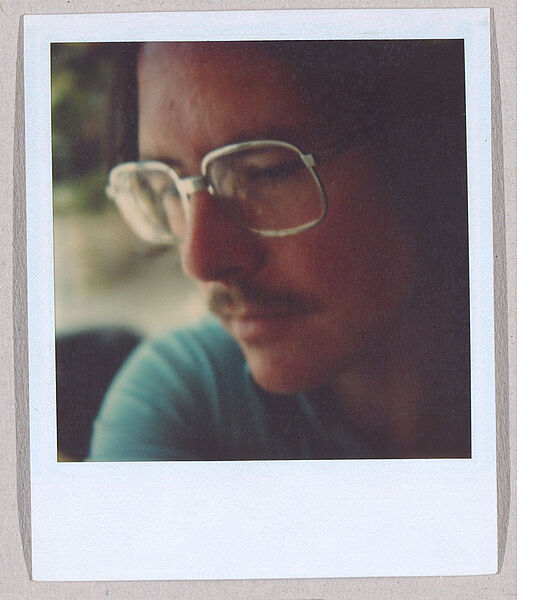 Polaroid-Foto von Mann mit Brille