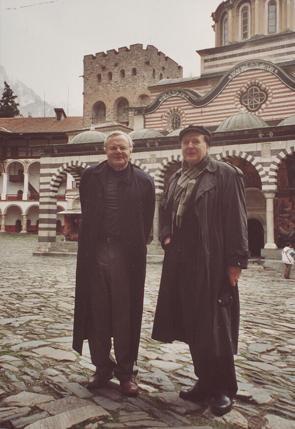 Wendelin Schmidt-Dengler und Gerhard Rühm vorm Kloster Rila posierend