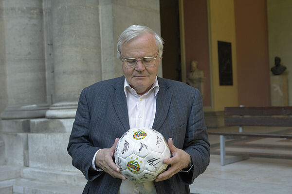 Wendelin Schmidt-Dengler mit Rapid-Fußball im Hof der Universität Wien