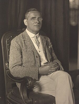Schwarzweiß-Portrait von Moritz Schlick, in Sessel sitzend, mit Sakko und Krawatte