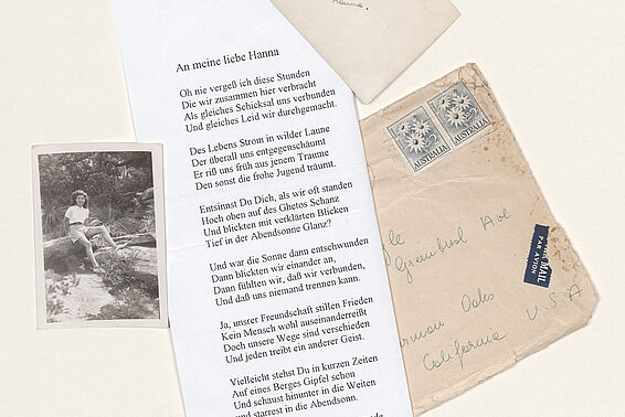 Collage aus einem Gedicht, einem schwarz-weißen Foto einer lächelnden Frau und einem Briefumschlag.