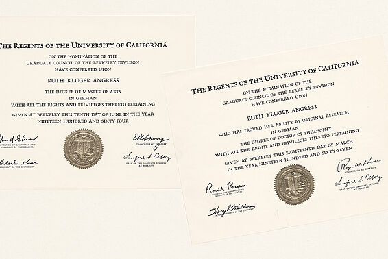 Zwei Diplome in Englisch mit Siegel.