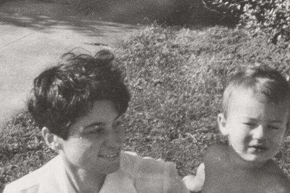 Schwarz-weißes Foto von einer Frau mit dunklen Haaren neben einem kleinen Kind.