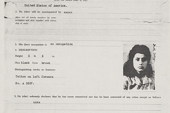 Dokument mit schwarz-weißem Foto einer Frau mit dunklen Haaren.