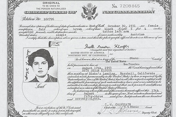Dokument mit Bordüre und schwarz-weißem Foto einer Frau.