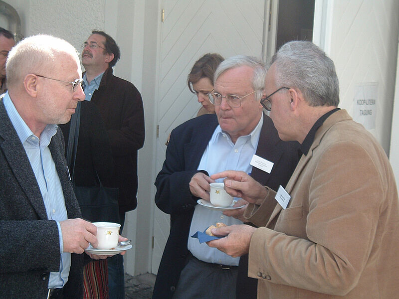 Drei Männer stehen mit Kaffee draußen und reden, KOOP-Litera-Tagung im Thomas-Bernhard-Archiv Gmunden