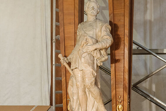 Statue umringt von Werkzeug