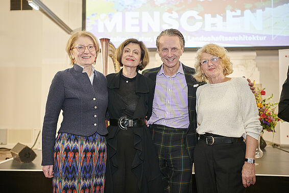 3 Frauen und 1 Mann vor einer Leinwand