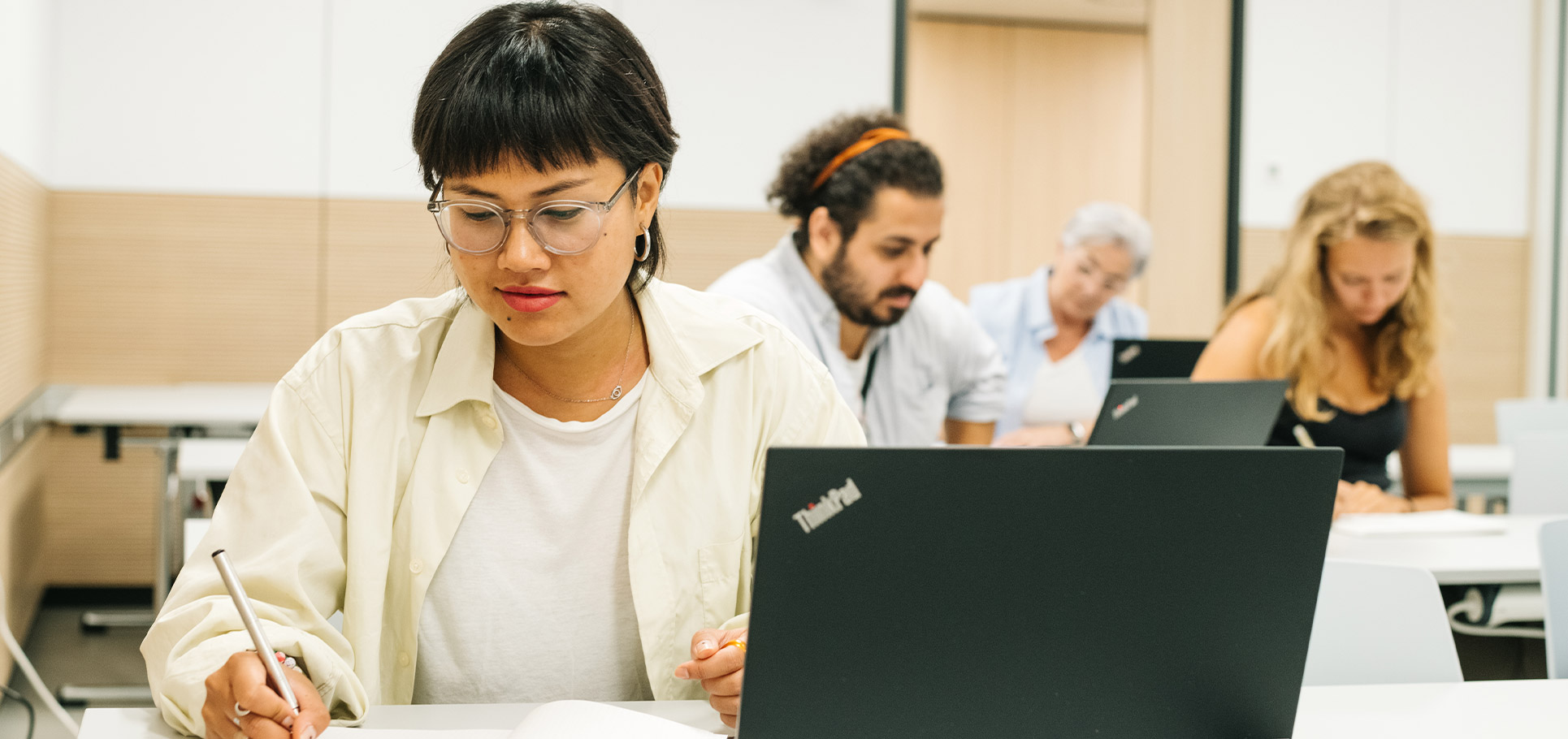 Mehrere Personen vor Laptops