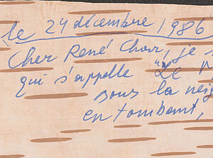 Blauer französischer Text auf vergilbtem Papier