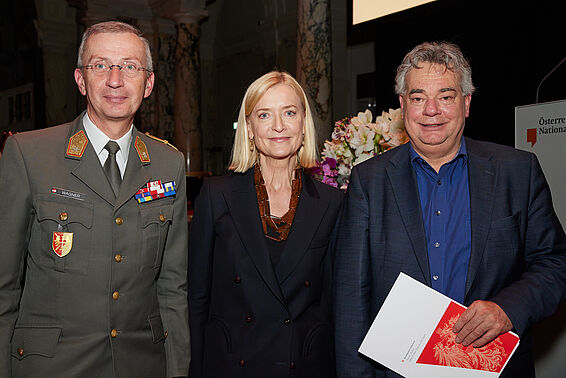 Zwei Männer (einer in Uniform) und eine Frau.