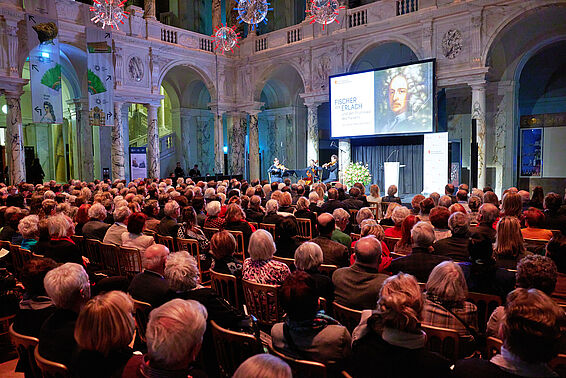 Auditorium in einem festlich geschmückten Saal