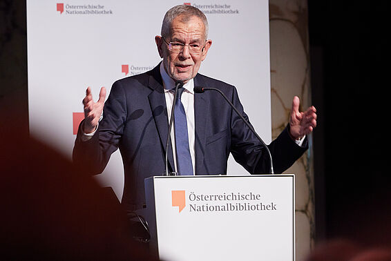 Alter Mann mit Brille am Rednerpult