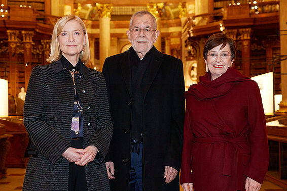 Alter Mann mit Brile in der Mitte, rechts und links von ihm eine blonde und eine dunkelhaarige Frau