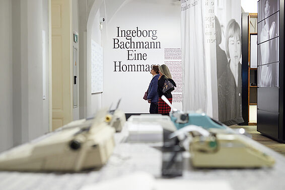 Gruppe schaut sich eine Ausstellung an.