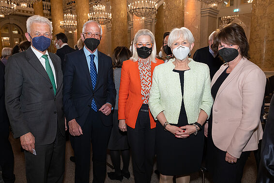Fünf Personen in eleganter Kleidung