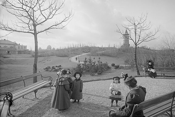 Frau und Kinder in einer kargen Parklandschaft