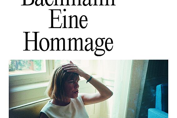 Blonde rauchende Frau auf einem Sofa greift sich mit einer Hand an den Kopf