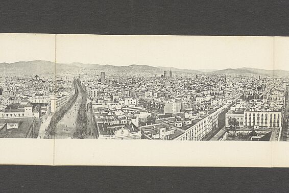 Langer Foto-Streifen mit Rundumblick einer Stadt