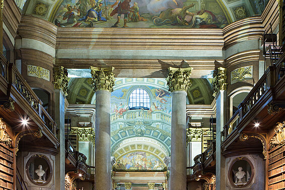 Marmorsaal mit Deckenfresko und Statuen