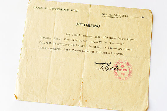 Bestätigung der Israelitischen Kultusgemeinde für Ruth Klüger, dass sie im KZ festgehalten wurde. Getippt auf vergilbtem Papier