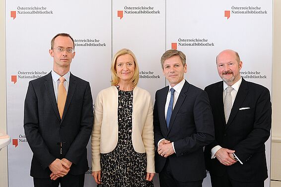 (v.l.n.r.) Mag. Richard Starkel, kaufmännischer Leiter der ÖNB, Dr. Johanna Rachinger, Generaldirektorin der ÖNB, Kunst- und Kulturminister Dr. Josef Ostermayer und Kuratoriumsvorsitzender der ÖNB Dr. Gottfried Toman. 