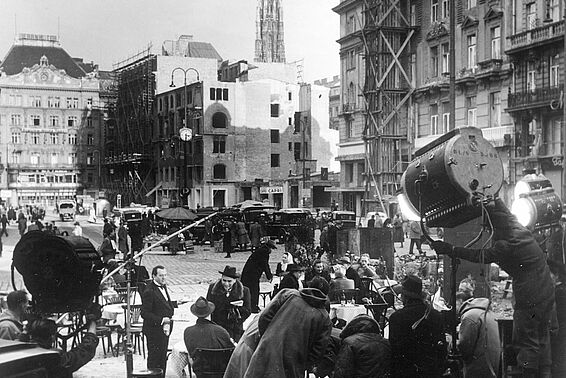 Schwarz-weißes Foto von Filmdreh