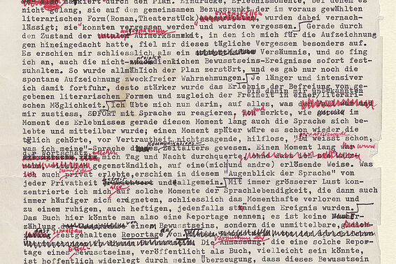 Getippter Text mit bunten Markierungen